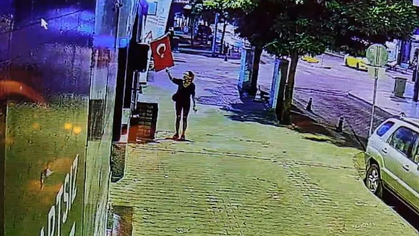 Menteşe'de Türk bayrağını yakmaya çalışan şüpheli kadın yakalandı