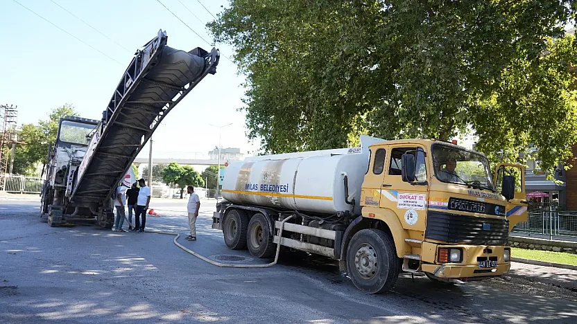 Milas'ta Ahmet Yesevi Caddesi'nde Sıcak Asfalt Çalışması Başladı