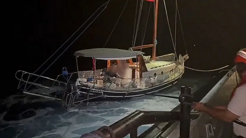 Muğla açıklarında arızalanan yelkenli teknedeki 2 kişi kurtarıldı