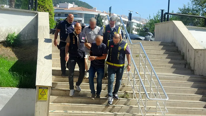 Muğla'da FETÖ'den ihraç edilen eski emniyet müdürü parke taşı hırsızlığı yaptı