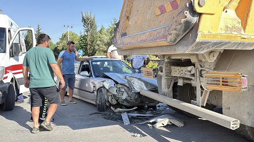 Muğla'da kamyona arkadan çarpan genç sürücü yaralandı