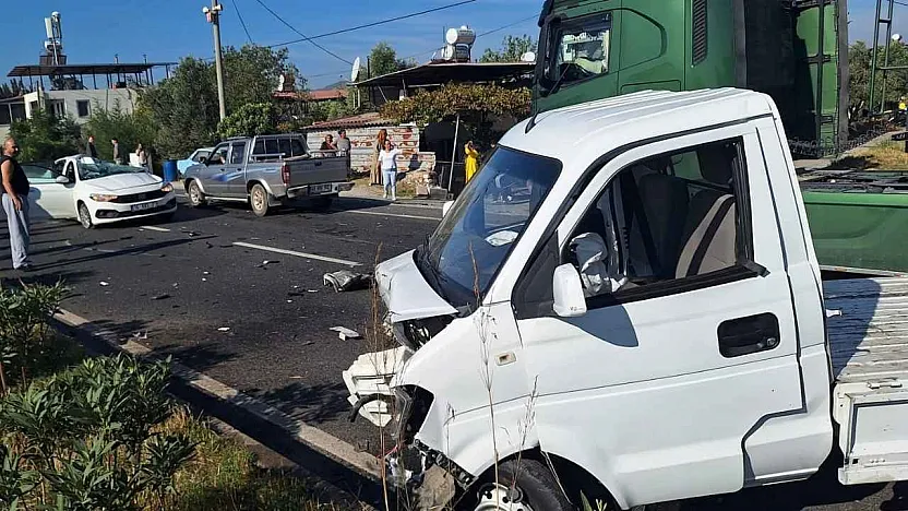 Muğla'da kamyonetle otomobilin çarpıştığı kazada 1 kişi öldü, 2 kişi yaralandı
