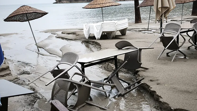 Muğla'da sağanak Akyaka sahilini harabeye çevirdi