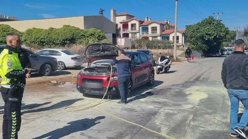 Muğla'da seyir halindeki otomobilde yangın çıktı
