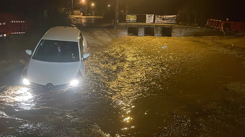 Muğla'da yağış nedeniyle yol çöktü, çukura düşen araç yolda mahsur kaldı