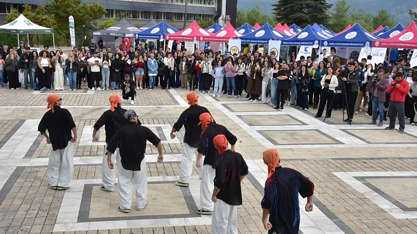 Muğla Sıtkı Koçman Üniversitesinde yeni öğrencilere müzik ve dansla karşılama