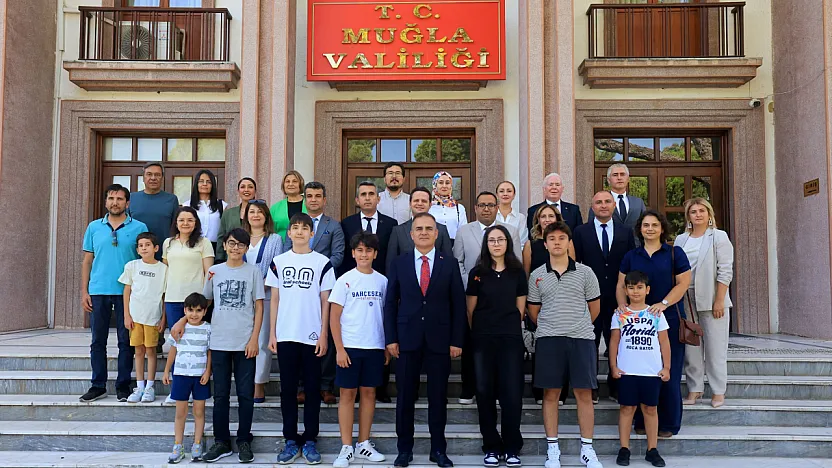 Muğla Valisi Dr. İdris Akbıyık, LGS şampiyonlarını altınla ödüllendirdi