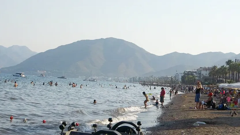 Okullar tatil oldu, Marmaris sahilleri dolmaya başladı