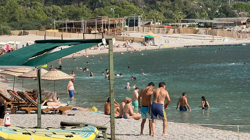 Ölüdeniz Belcekız Plajı'nda Pazar Yoğunluğu: Yazdan Kalma Bir Gün