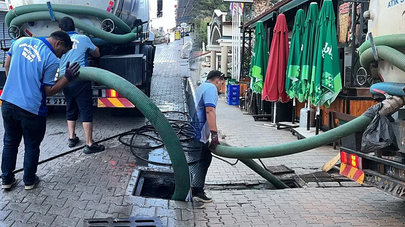 Ölüdeniz'de su baskınlarına karşı önlem: Tıkalı rögar ve kanallar temizlendi