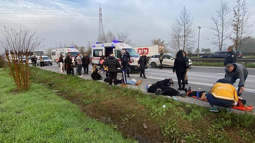 Otomobil yolcu minibüsüne çarptı, ortalık savaş alanına döndü: 17 yaralı