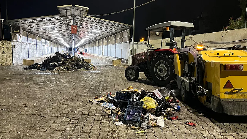 Pazar dağıldı, temizlik ekipleri gece mesaisine başladı