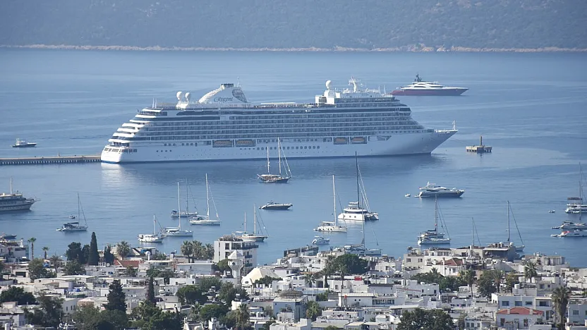 'Seven Seas Splendor' kruvaziyeri 739 yolcuyla Bodrum'a geldi