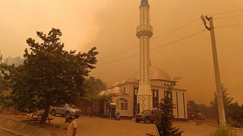 Seydikemer'de alevler Sarıyer Camii'ne ulaştı, yangın devlet hastanesine yaklaşıyor