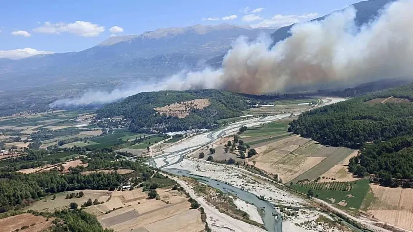 Seydikemer'de başlayan yangın Antalya Kaş sınırlarına sıçradı