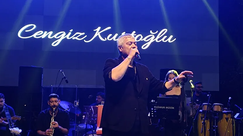 Seydikemer'de Cengiz Kurtoğlu Coşkusu! Ünlü Sanatçı Sahneye Çıktı