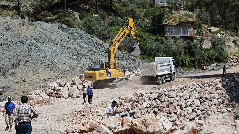 Seydikemer'de Heyelan Nedeniyle Kapanan Yol İçin Çalışmalar Sürüyor
