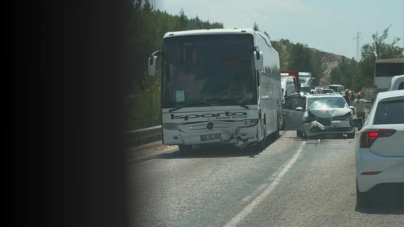 Seydikemer'de yolcu otobüsü ile ticari araç çarpıştı: 5 yaralı