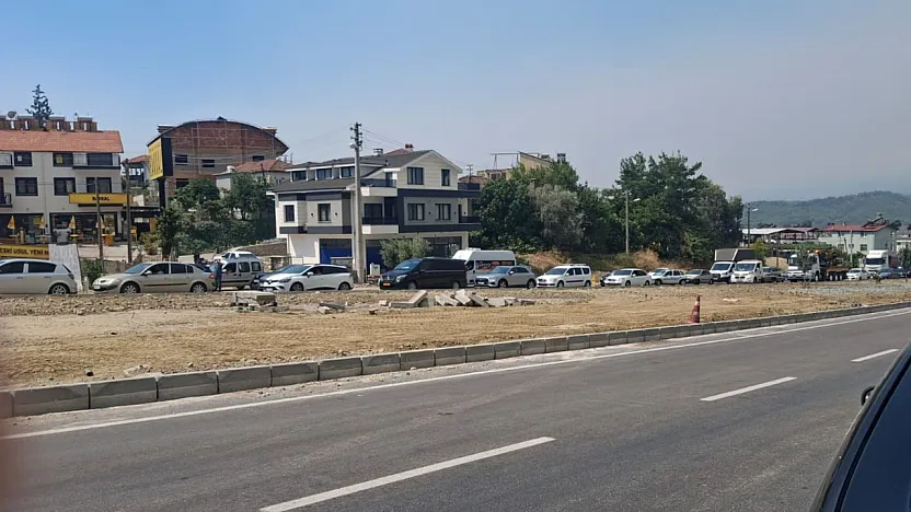 Seydikemer'deki Orman Yangını Nedeniyle Korkuteli-Söğüt Yolu Ulaşıma Kapatıldı