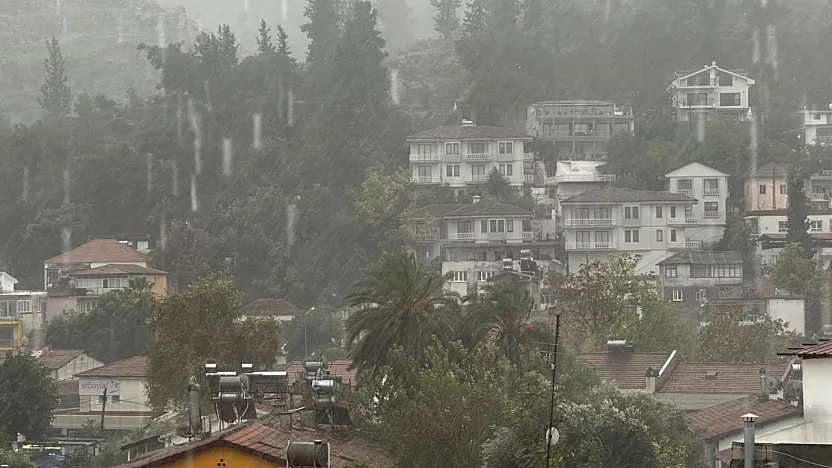 Turuncu kodlu uyarının ardından Fethiye'de yağış şiddetlendi