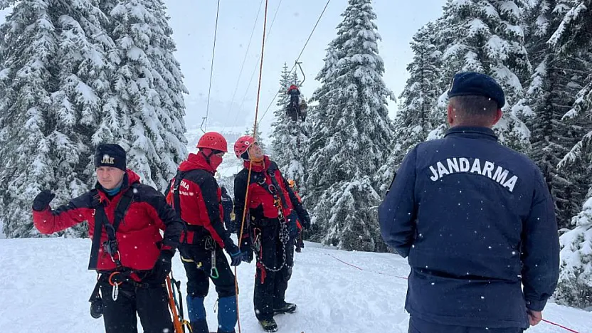 Uludağ'da telesiyej arızası: 52 tatilci kurtarıldı, 8 kişiyi kurtarma çalışması sürüyor
