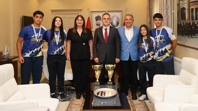 Vali Akbıyık Türkiye şampiyonu olan Yıldız rafting sporcularını ağırladı