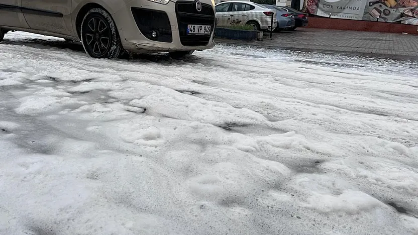 Vatandaşlar ortaya çıkan manzarayı meraklı gözlerle takip etti