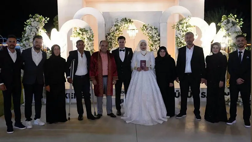 Viranlar ailesinin mutlu günü: Hasan Salih Viran ve Cemre Uçku dünyaevine girdi