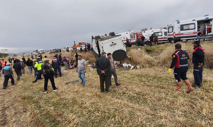 Afyonkarahisar'da Midibüs Şarampole Devrildi: 25 Kişi Yaralandı