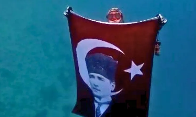 Akyaka'da Cumhuriyet Bayramı'nı su altında kutladılar