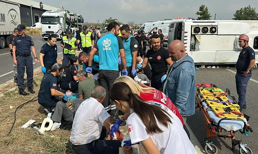 Antalya-Isparta Karayolu'nda yolcu midibüsü devrildi: 1'i ağır 17 yaralı