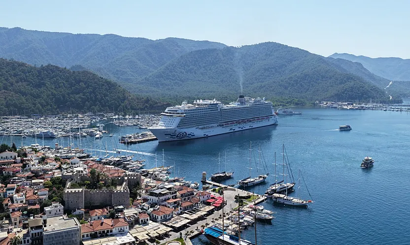 'Aroya' kruvaziyeri Marmaris'e 2 bin 667 turist getirdi