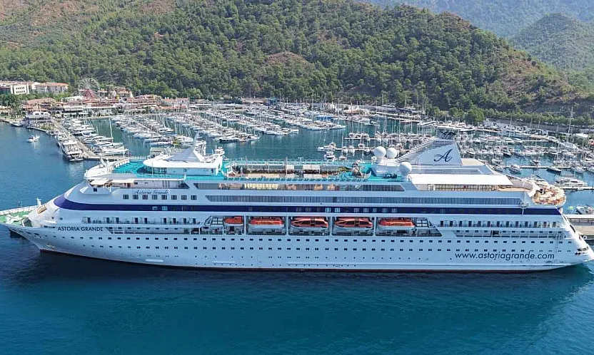 'Astoria Grande' kruvaziyeri 398 yolcusuyla Marmaris'e geldi