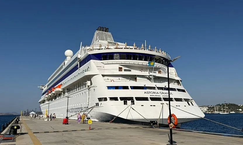 'Astoria Grande' kruvaziyeri 398 yolcuyla Bodrum'a geldi