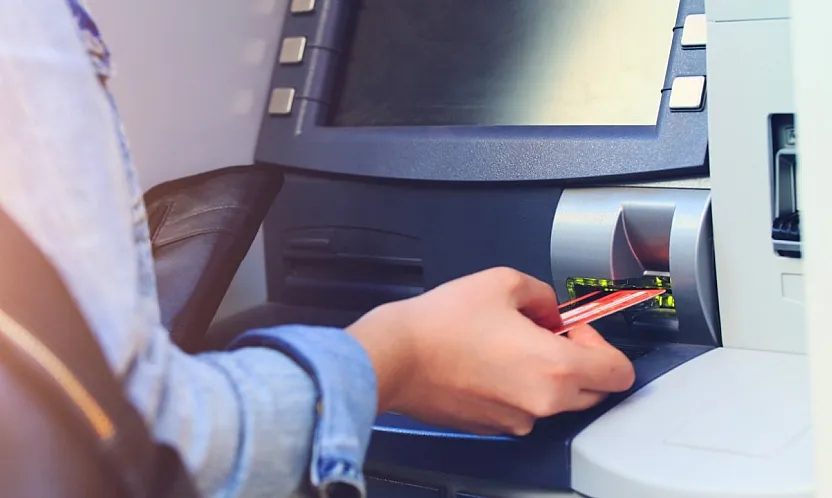 ATM'de bu hatayı yapmayın! Hem paranızdan hem kartınızdan olabilirsiniz