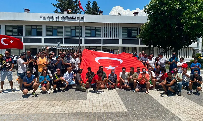Babadağ pilotlarının eylemi ikinci gününde: Fethiye Kaymakamlığı bahçesinde Türk Bayrağı açtılar