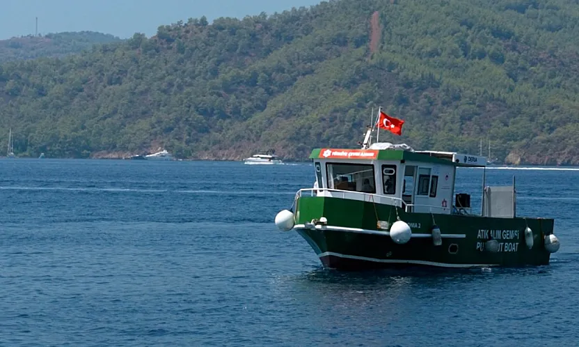 Bakan Kurum, Fethiye'deki deniz süpürgesi ve atık alım gemisinden görüntüler paylaştı
