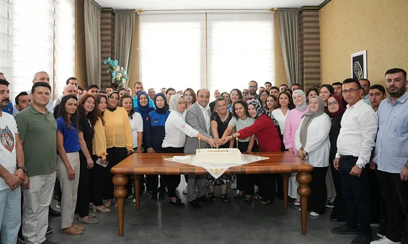 Başkan Akdenizli'ye Çalışma Arkadaşlarından Doğum Günü Sürprizi