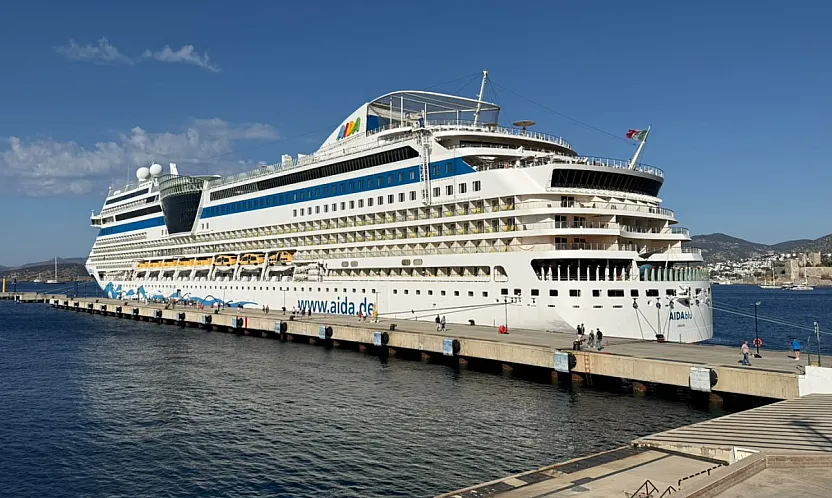Bodrum'a 'AIDAblu' kruvaziyeriyle 2 bin 243 turist geldi