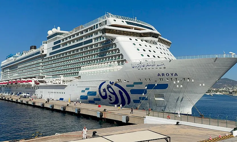 Bodrum'a 'Aroya' adlı kruvaziyer 2 bin 360 turistle geldi