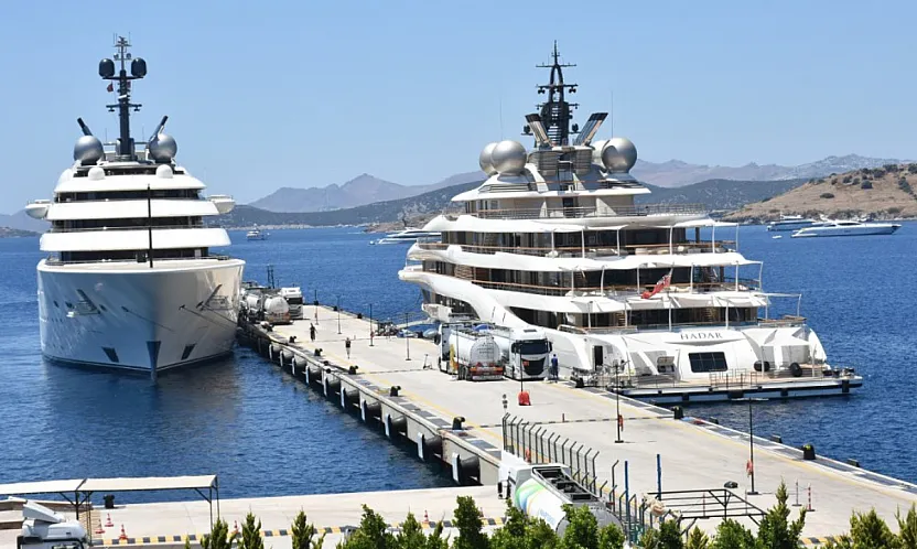 Bodrum'a gelen dev yatlar 'Blue' ve 'Hadar'a tankerlerle yakıt ikmali yapıldı