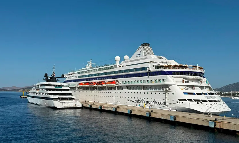 Bodrum'a iki gemi birden geldi