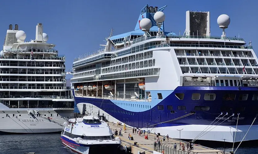 Bodrum'a iki gemiyle 2 bin 484 turist geldi