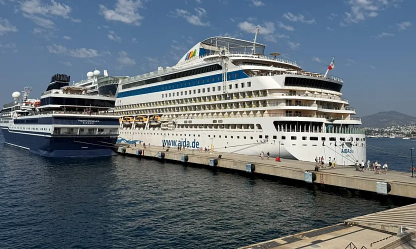 Bodrum'a iki kruvaziyerle 2 bin 746 turist geldi
