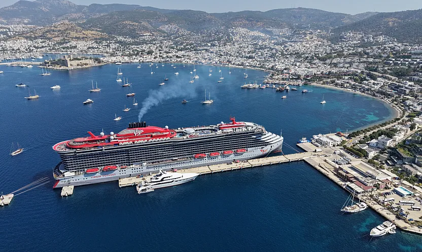 Bodrum'a 'Scarlet Lady' kruvaziyeriyle 2 bin 521 turist geldi