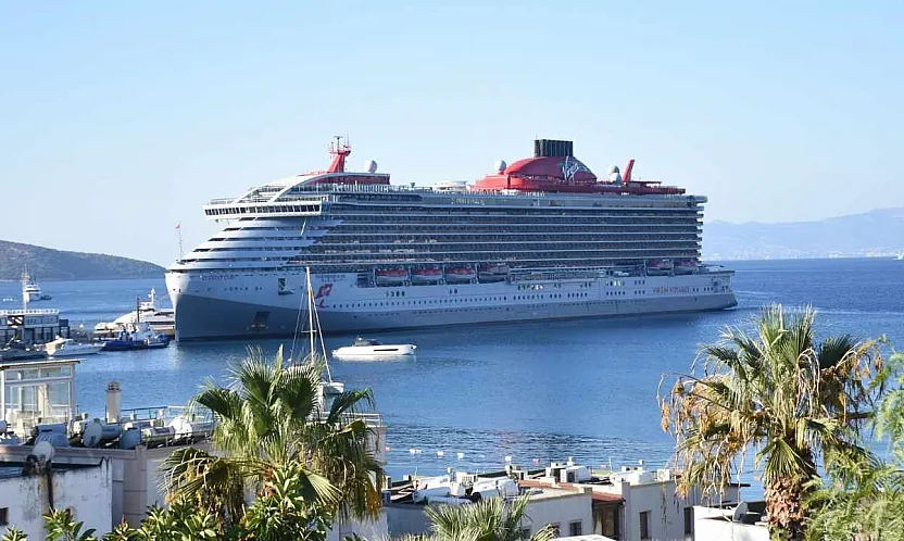 Bodrum'a 'Scarlet Lady' kruvaziyeriyle 2 bin 603 turist geldi