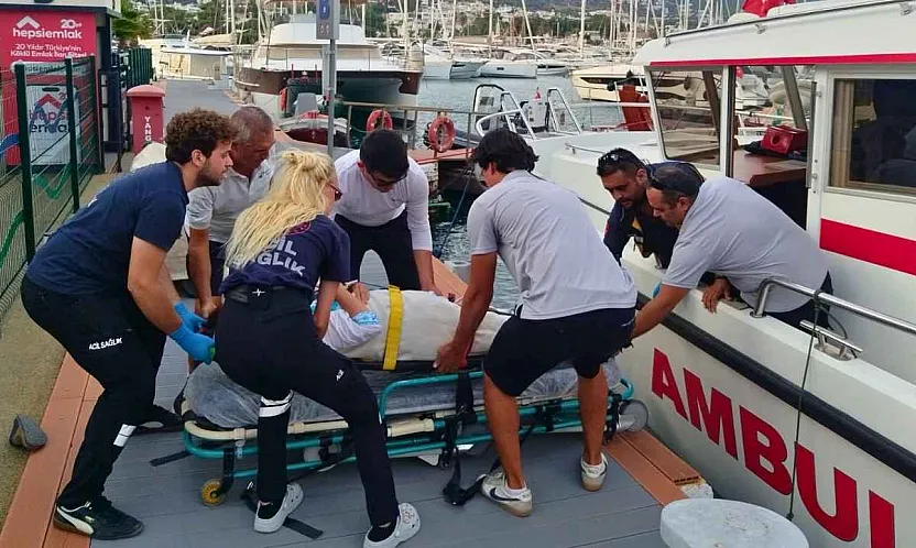 Bodrum açıklarında teknede düşerek yaralanan turist deniz ambulansıyla tahliye edildi