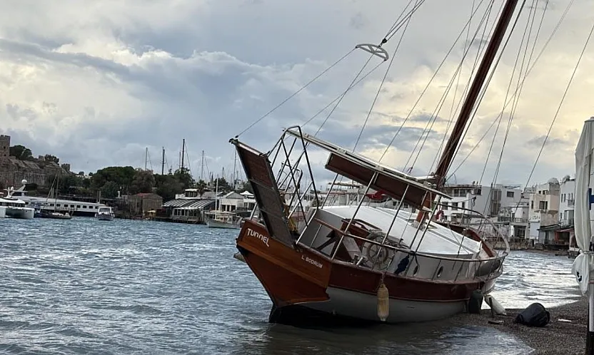Bodrum'da 2,5 milyon TL'lik yelkenli karaya oturdu