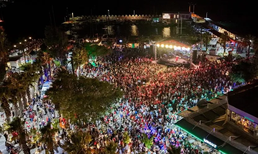 Bodrum'da binlerce kişi 30 Ağustos Zafer Bayramı'nı kutladı