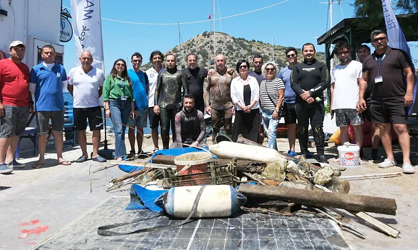 Bodrum'da dalgıçlar deniz dibinden 250 kilogram atık çıkardı